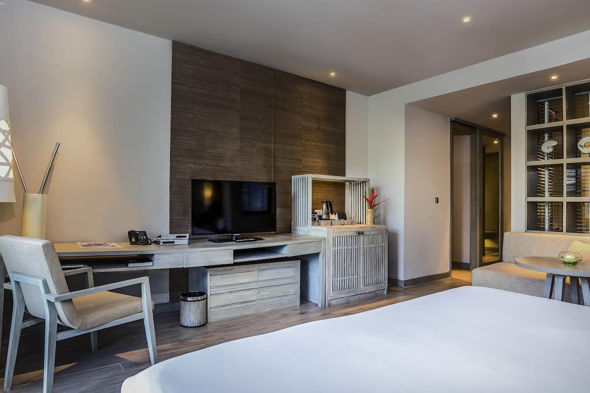 Family Room, Multiple Beds | Premium bedding, down comforters, memory foam beds, minibar