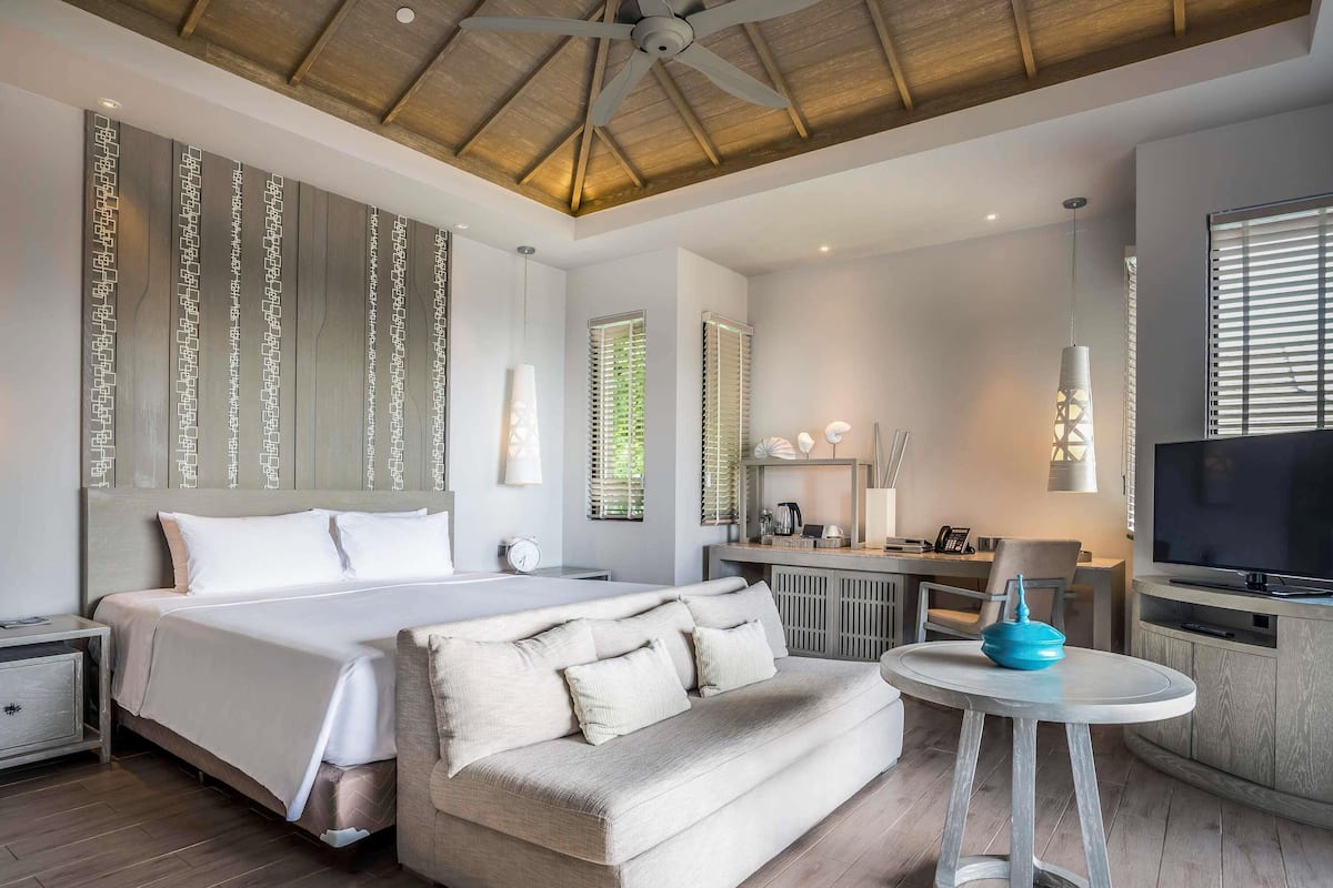 高档床上用品、羽绒被、记忆海绵床垫、迷你吧