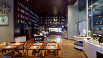 Se sirven desayunos, almuerzos y cenas; cocina internacional