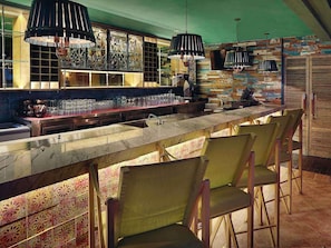 2 barer/lounger, lobbylounge och bar på takterrassen
