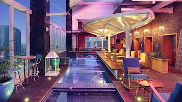 2 bars/lounges, lobby lounge, rooftop bar