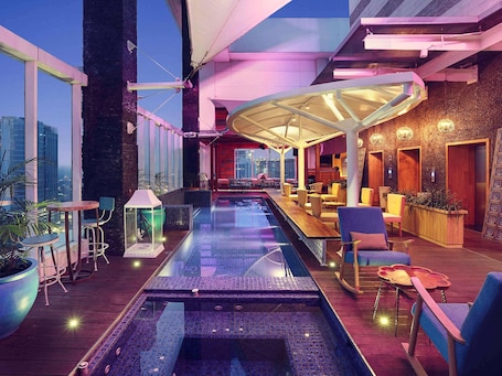 2 bars/lounges, lobby lounge, rooftop bar. Mercure Jakarta Simatupang