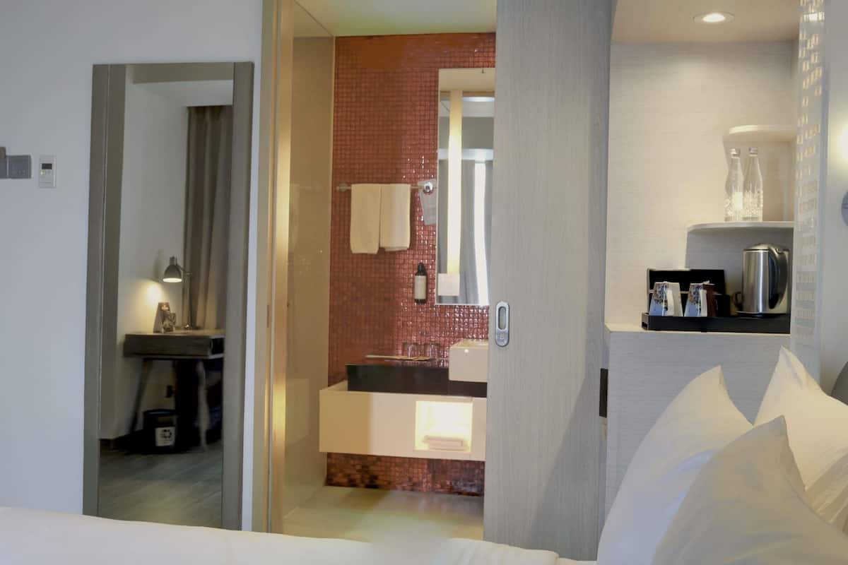 8 habitaciones, caja de seguridad en la habitación y escritorio