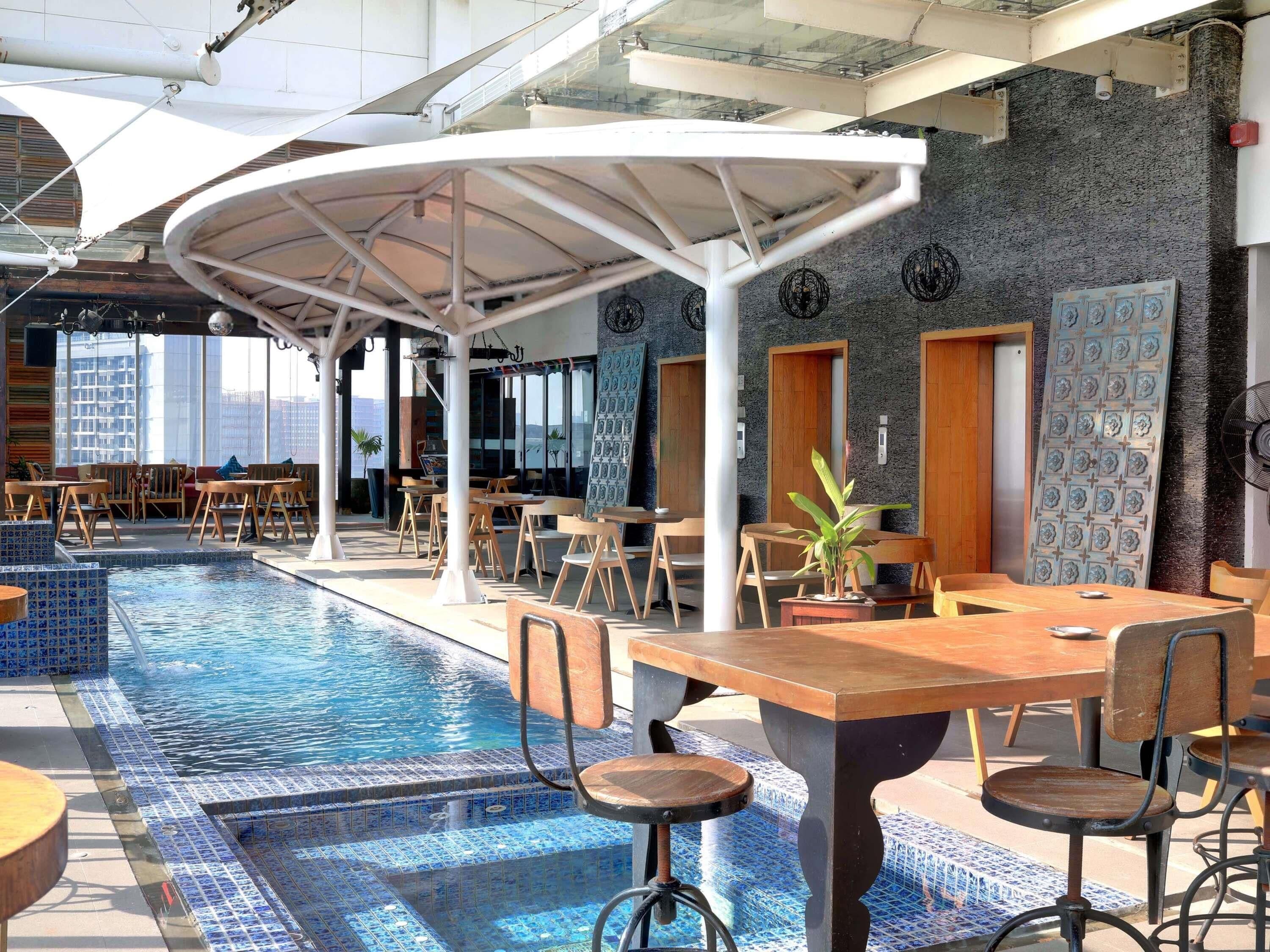 Una piscina cubierta, una piscina al aire libre