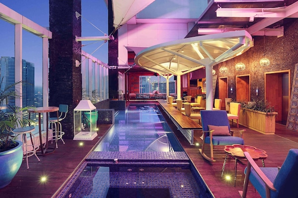 2 bars/lounges, lobby lounge, rooftop bar