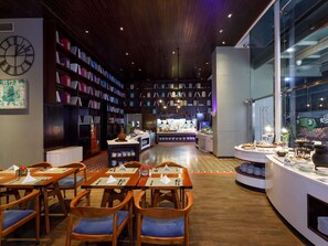 Breakfast, lunch, dinner served; international cuisine  - Mercure Jakarta Simatupang (Jakarta)