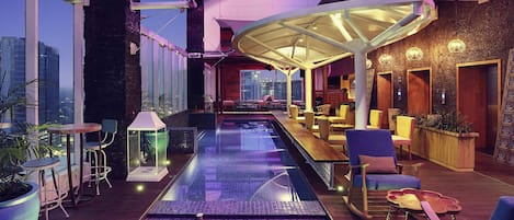 2 bares/lounges, saguão/lounge, bar na cobertura