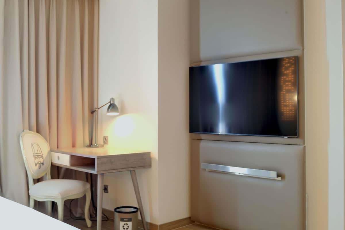 8 bedrooms, in-room safe, desk, iron/ironing board