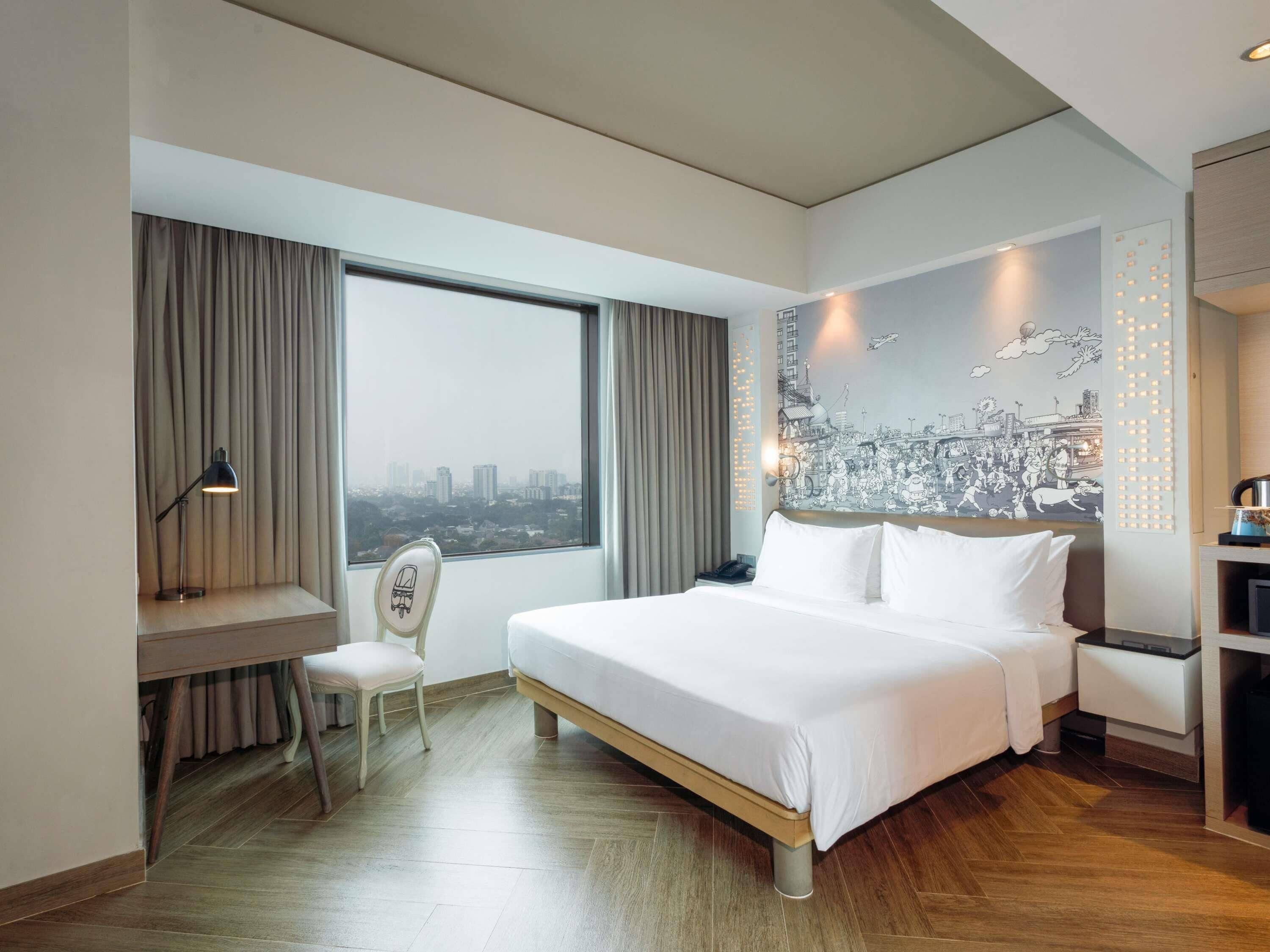 8 kamar tidur, brankas, meja kerja, dan setrika/meja setrika