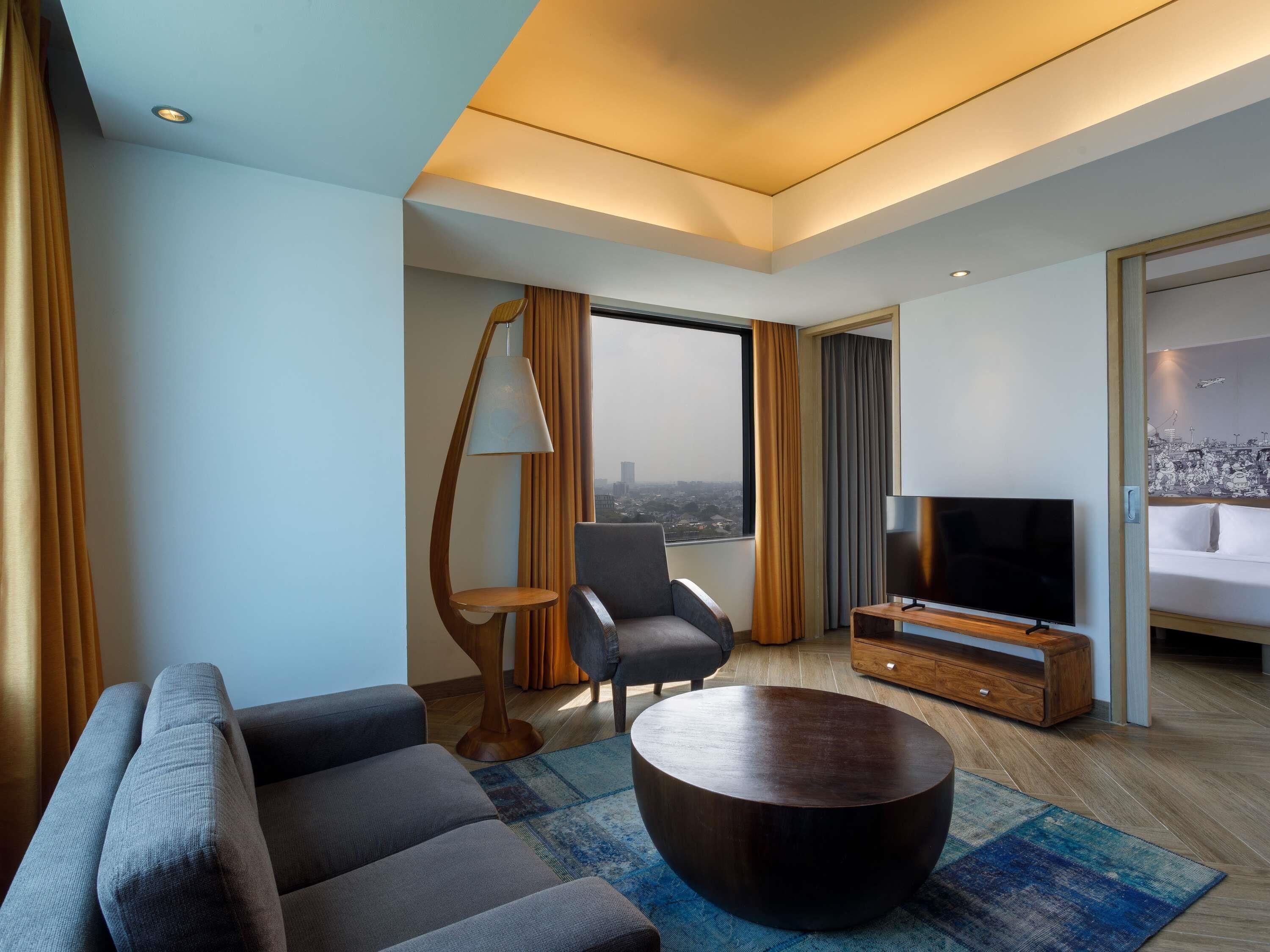 Suite, 1 King Bed | 8 bedrooms, in-room safe, desk, iron/ironing board