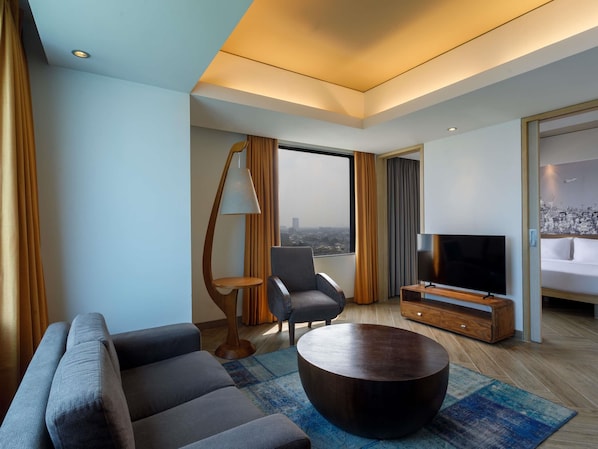 Suite, 1 King Bed | 8 bedrooms, in-room safe, desk, iron/ironing board - Mercure Jakarta Simatupang (Jakarta)