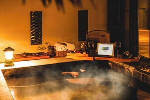 Minibar, escritorio y sistema de insonorización 