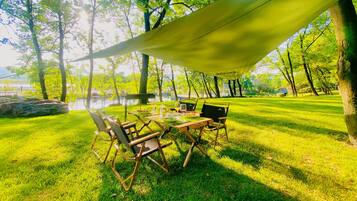 3 restaurantes, com serviço de almoço e jantar; culinária chinesa