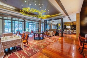 3 restaurants; lunch and dinner served  - Holiday Inn Resort Chaohu Hot Spring by IHG (Hefei)