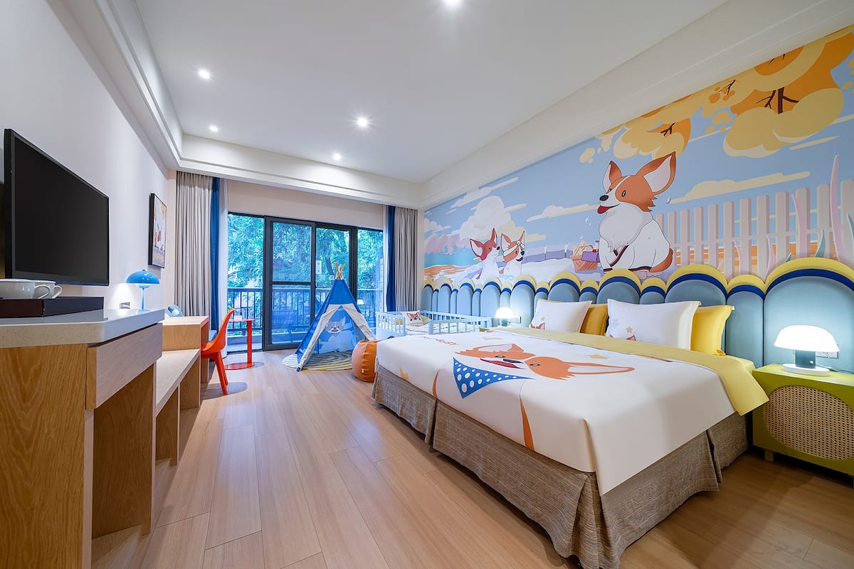 Standard Room, 1 King Bed (With 1 Kids Bed, Kids Theme) | Minibar, desk, soundproofing, iron/ironing board