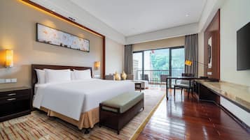 Frigobar, escrivaninha, quartos à prova de som