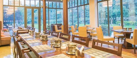 3 restaurants, lunch, dinner served; Chinese cuisine