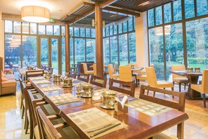 3 restaurantes; se sirve almuerzo y cena; cocina china