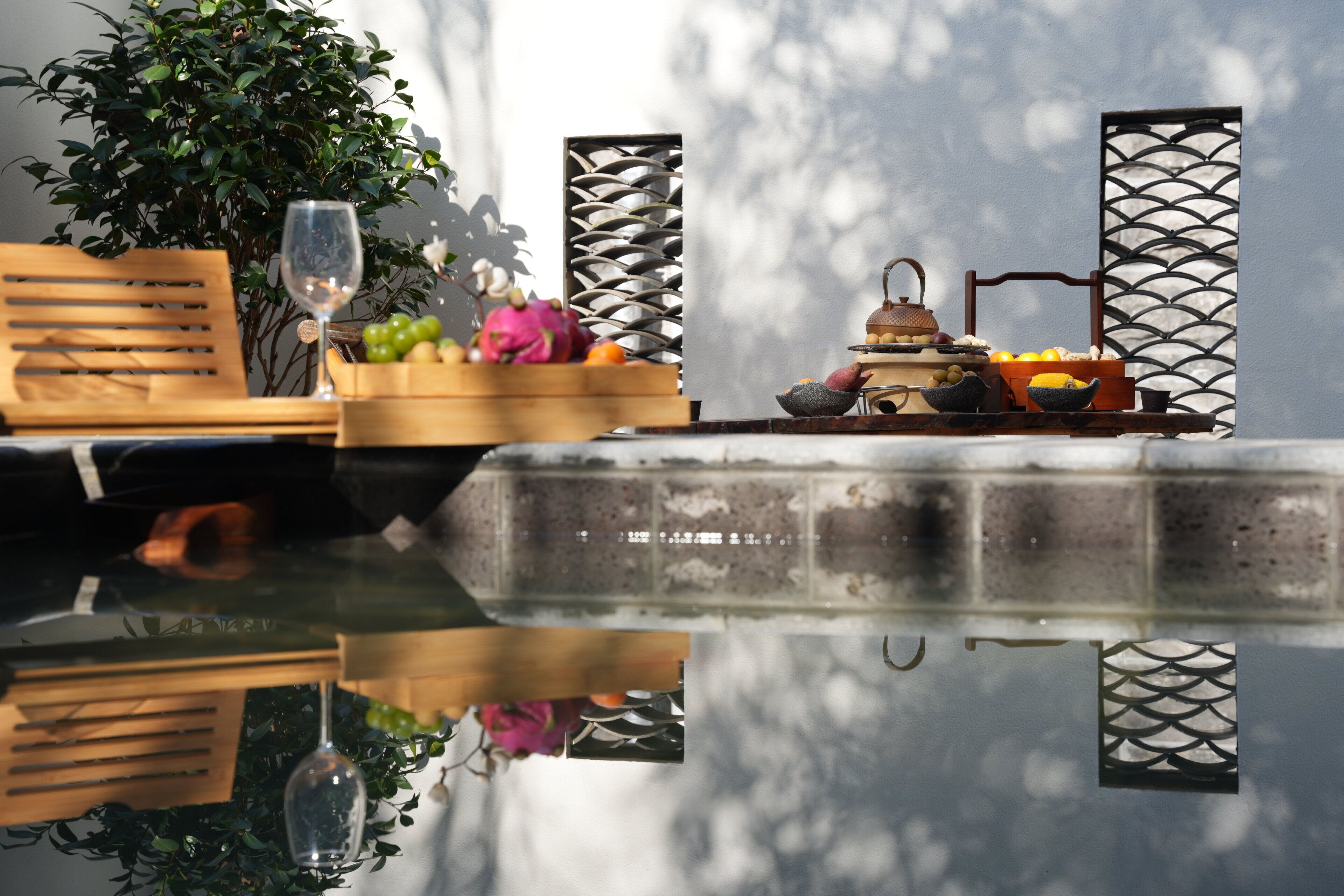 Minibar, escritorio, insonorización y tabla de planchar con plancha 