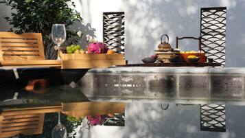 Minibar, escritorio, insonorización y tabla de planchar con plancha