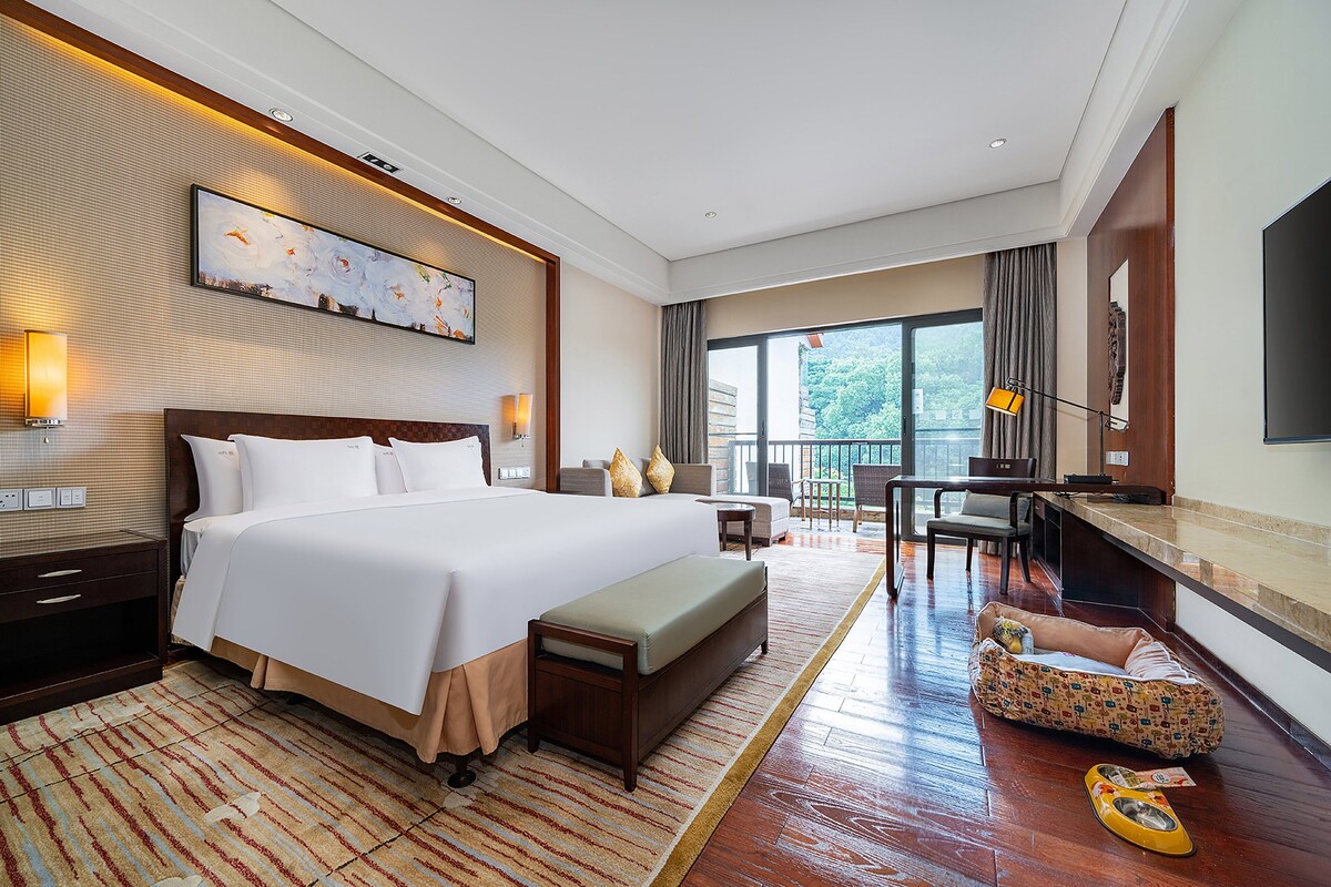 Standard Room, 1 King Bed, Pets Allowed | Minibar, desk, soundproofing, iron/ironing board