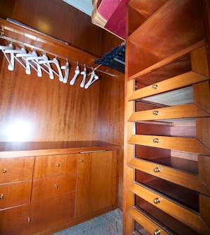 Minibar, Zimmersafe, individuell eingerichtet, Schreibtisch