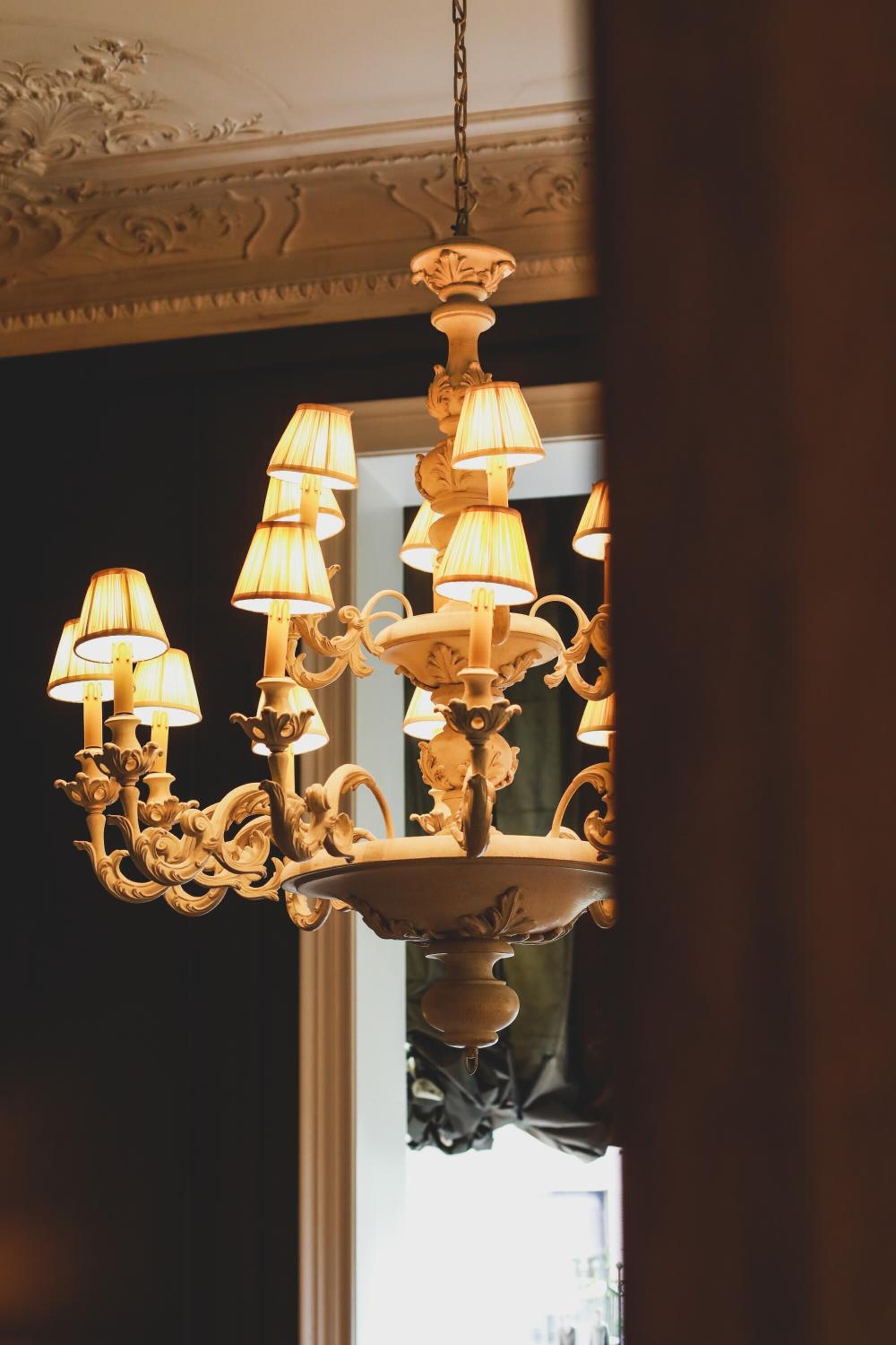 Um candelabro com várias cúpulas penduradas em uma estrutura elaborada.