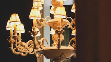 Um candelabro com várias cúpulas penduradas em uma estrutura elaborada.