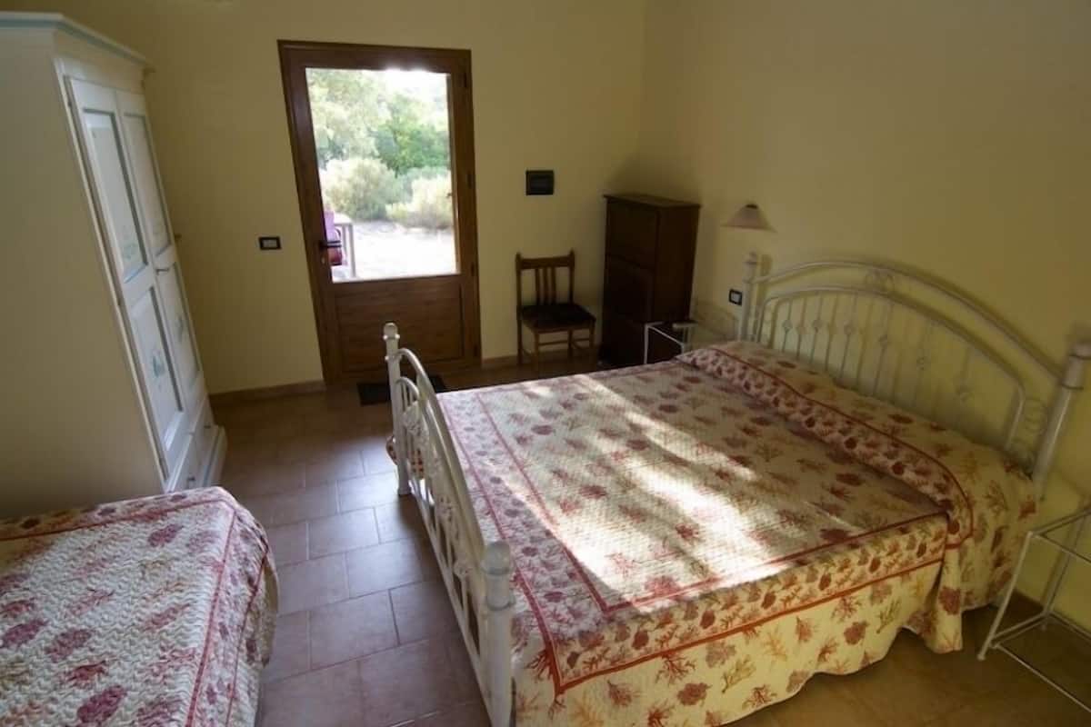 Family Apartment, Mountain View | In-room safe, free WiFi, bed sheets