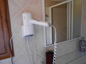 Shower, free toiletries, hair dryer, bidet - Rocce Bianche (Arbus)