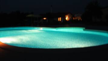 Piscine extérieure, parasols de plage, chaises longues