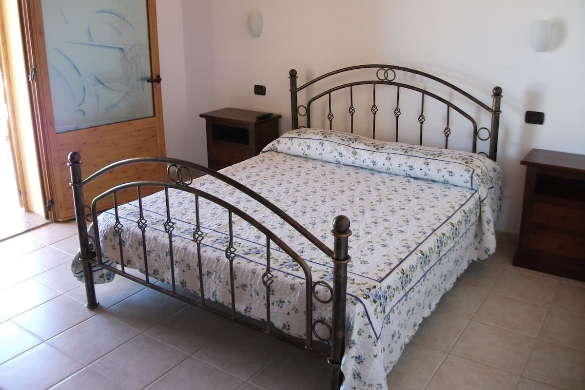 Classic Double Room, Mountain View | In-room safe, free WiFi, bed sheets