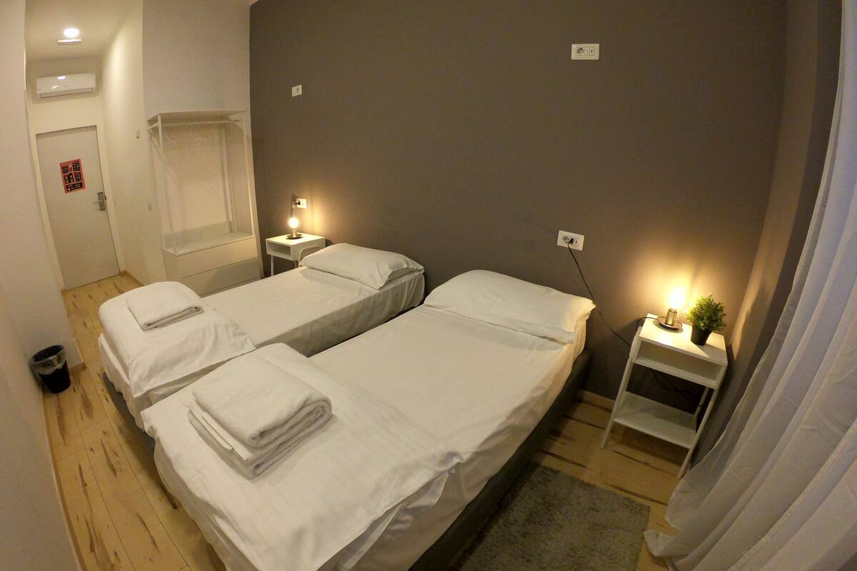 Double or Twin Room, Ensuite | Egyptian cotton sheets, premium bedding, iron/ironing board, free WiFi