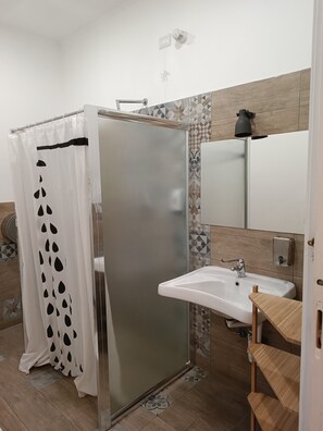 Quadruple Room, Shared Bathroom | Room amenity