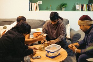 Slaapzaal, alleen voor vrouwen, en-suite badkamer (6 pax) | Woonruimte | Tafelvoetbal, boeken en een printer