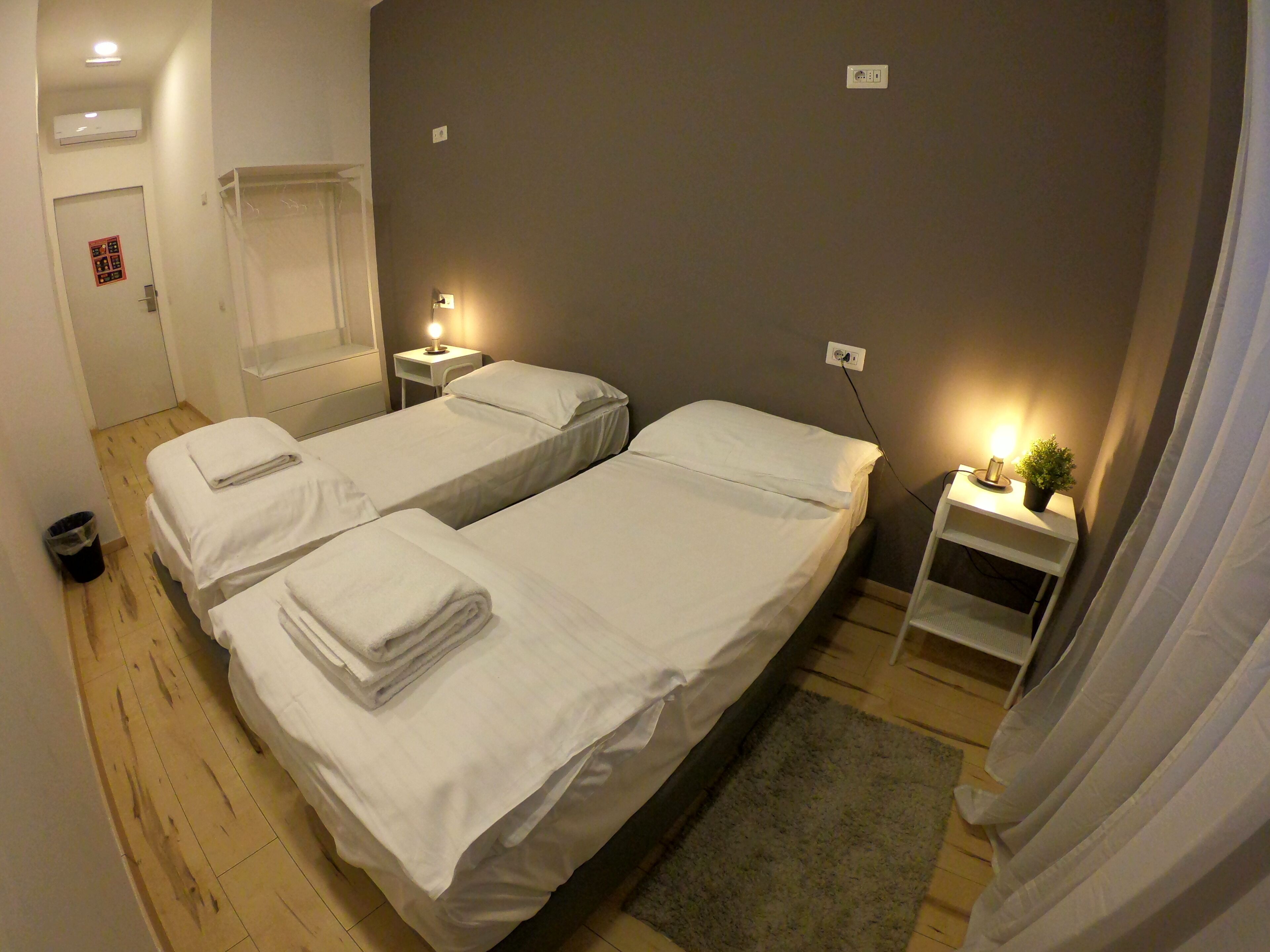 Habitación con 2 camas individuales, baño privado | Sábanas de algodón egipcio y ropa de cama de alta calidad