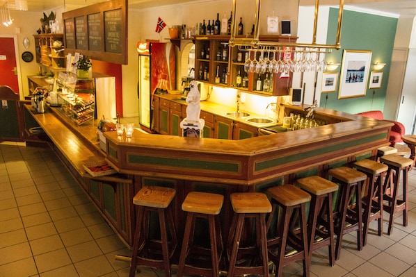 2 bars/lounges