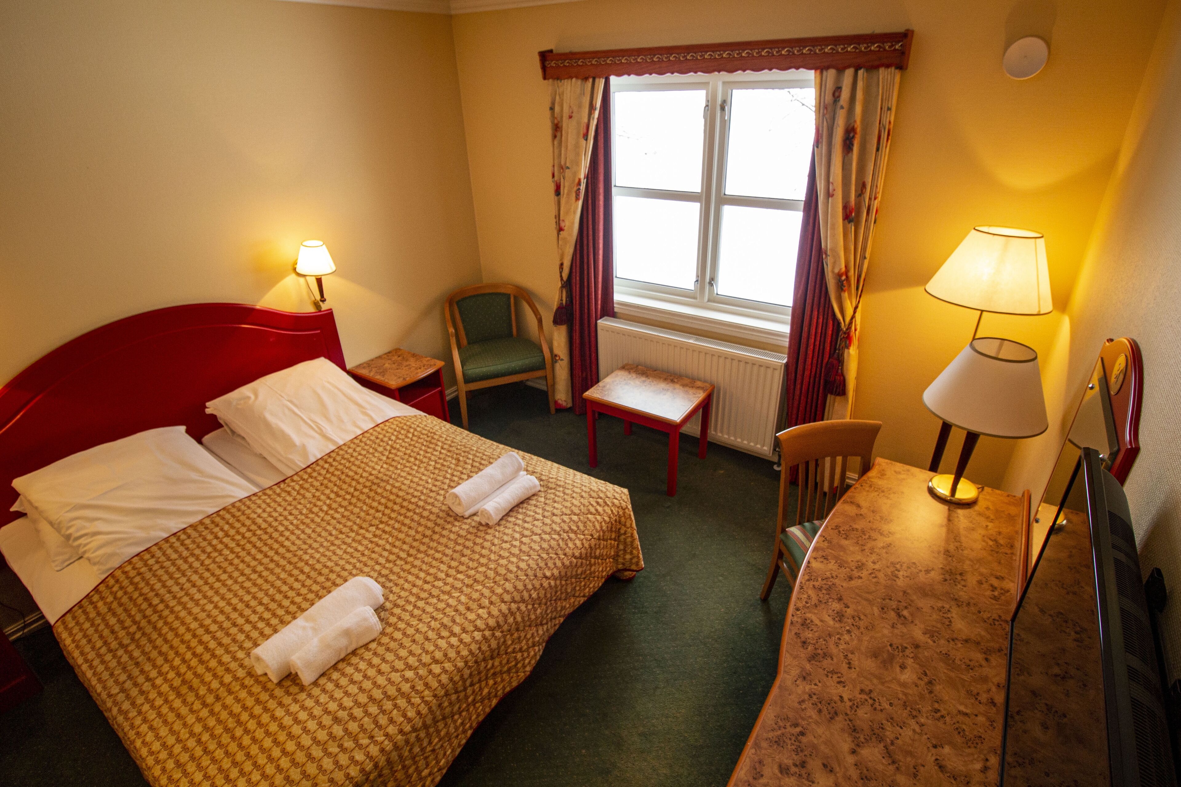 1 室のベッドルーム、デスク、遮光カーテン、ベビーベッド