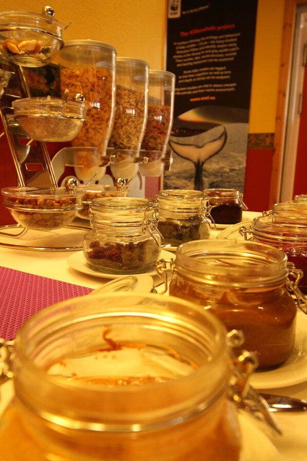 Daily buffet breakfast (NOK 175 per person)