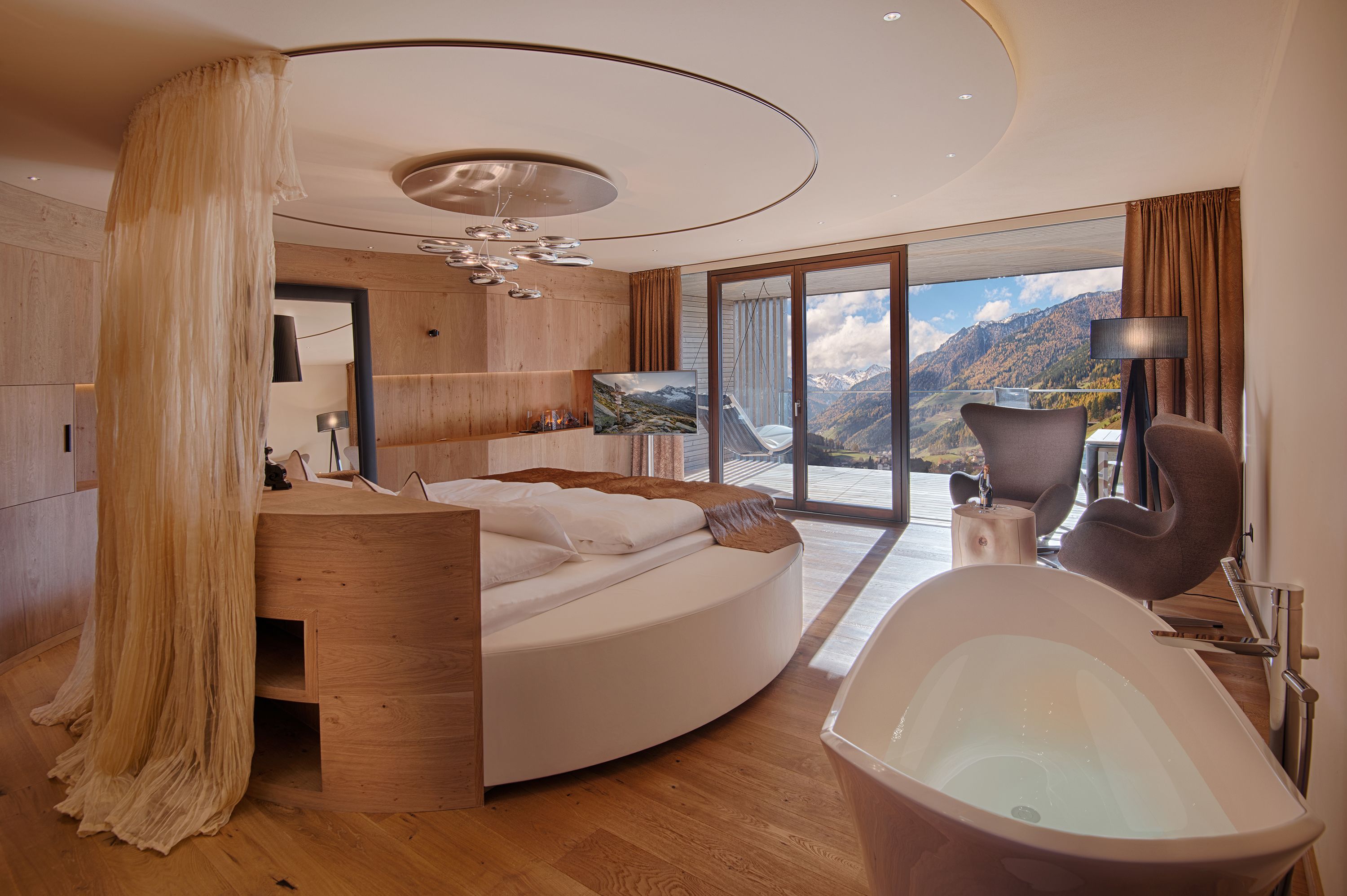 Ropa de cama de alta calidad, cubrecamas y minibar 