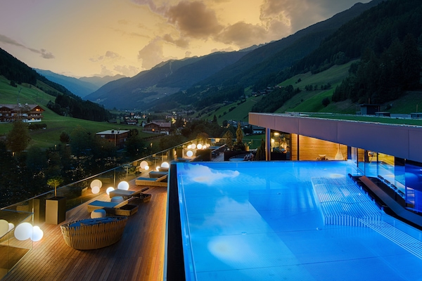 5 indoor pools, 2 outdoor pools, free cabanas, pool umbrellas