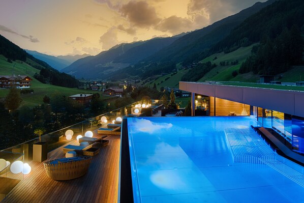 5 indoor pools, 2 outdoor pools, free cabanas, pool umbrellas - AMONTI Wellnessresort (Valle Aurina)