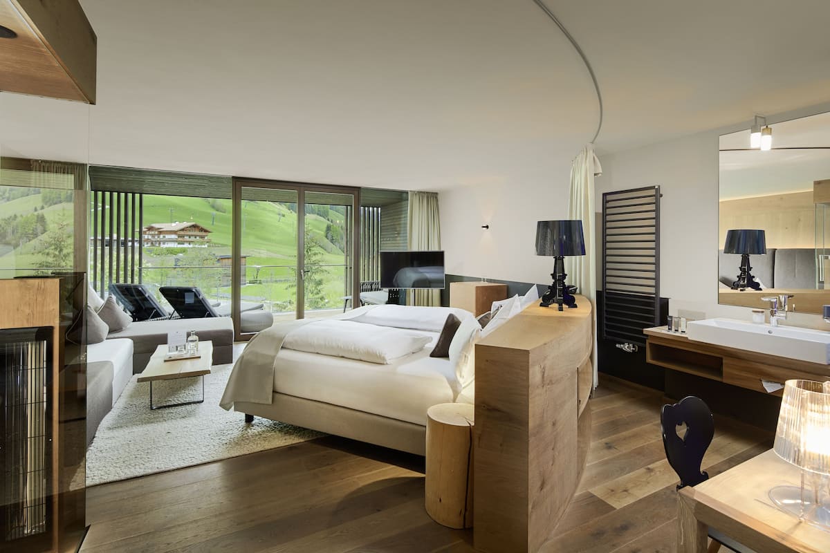 Doppia Deluxe | Biancheria da letto di alta qualità, copriletto in piuma, minibar