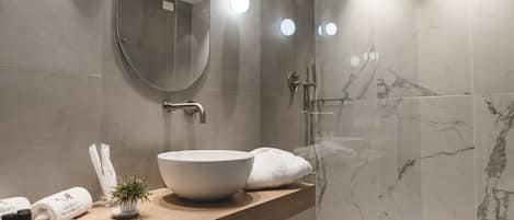 Habitación doble superior, 1 cama doble | Baño | Bañera y ducha independientes y bañera profunda