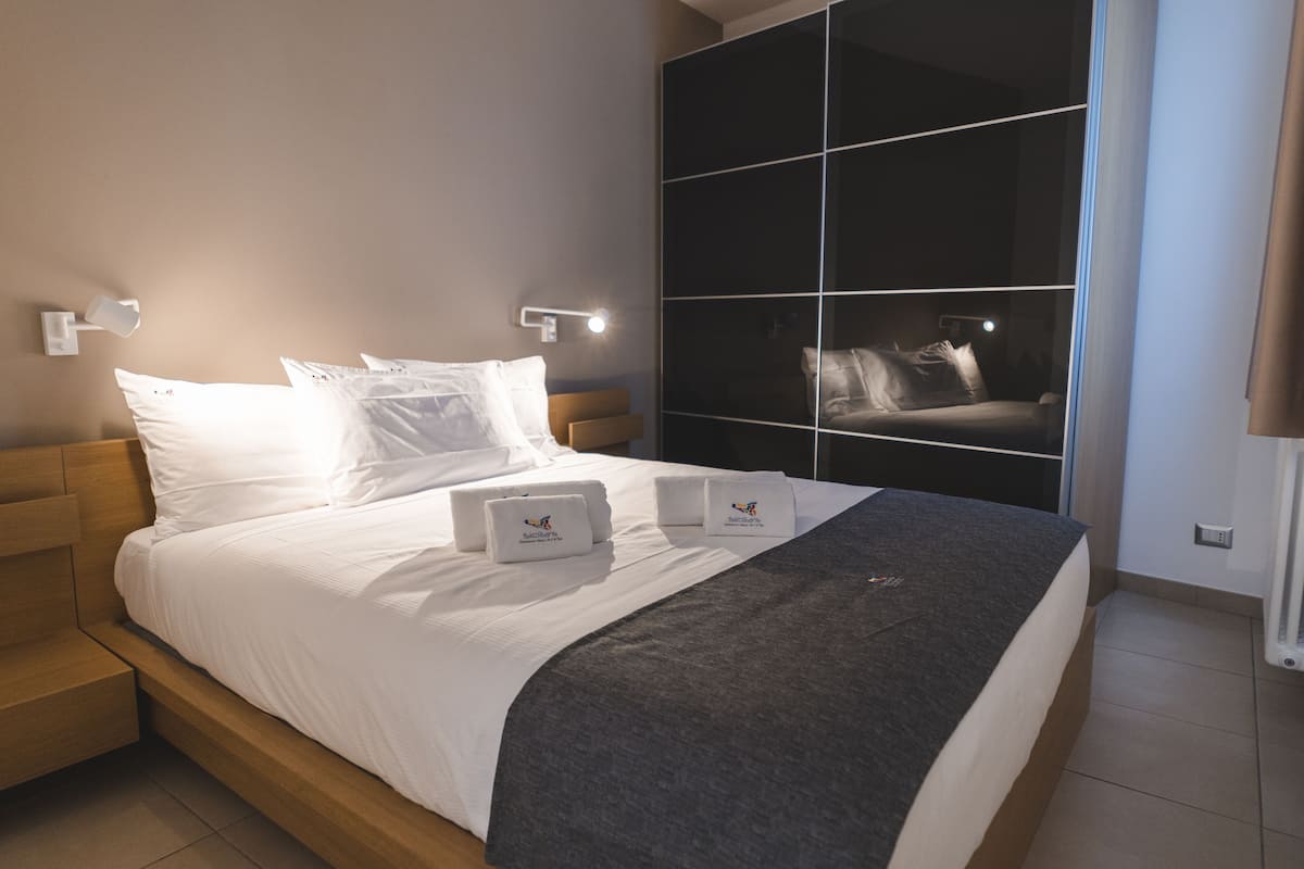 Deluxe Room, Terrace | Living area | 43-inch LCD TV with digital channels, TV