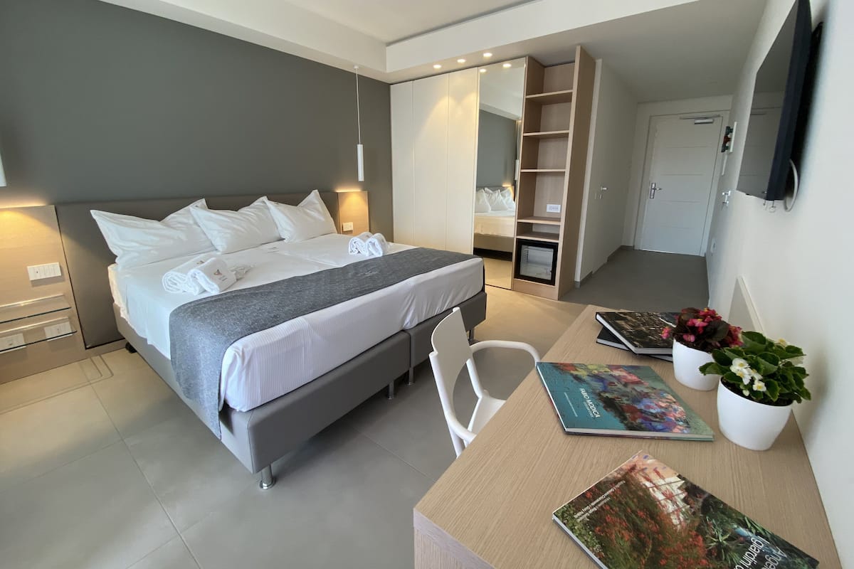 ห้องพรีเมียม | เครื่องนอนระดับพรีเมียม, ผ้านวมขนเป็ด, มินิบาร์, ตู้นิรภัยในห้องพัก