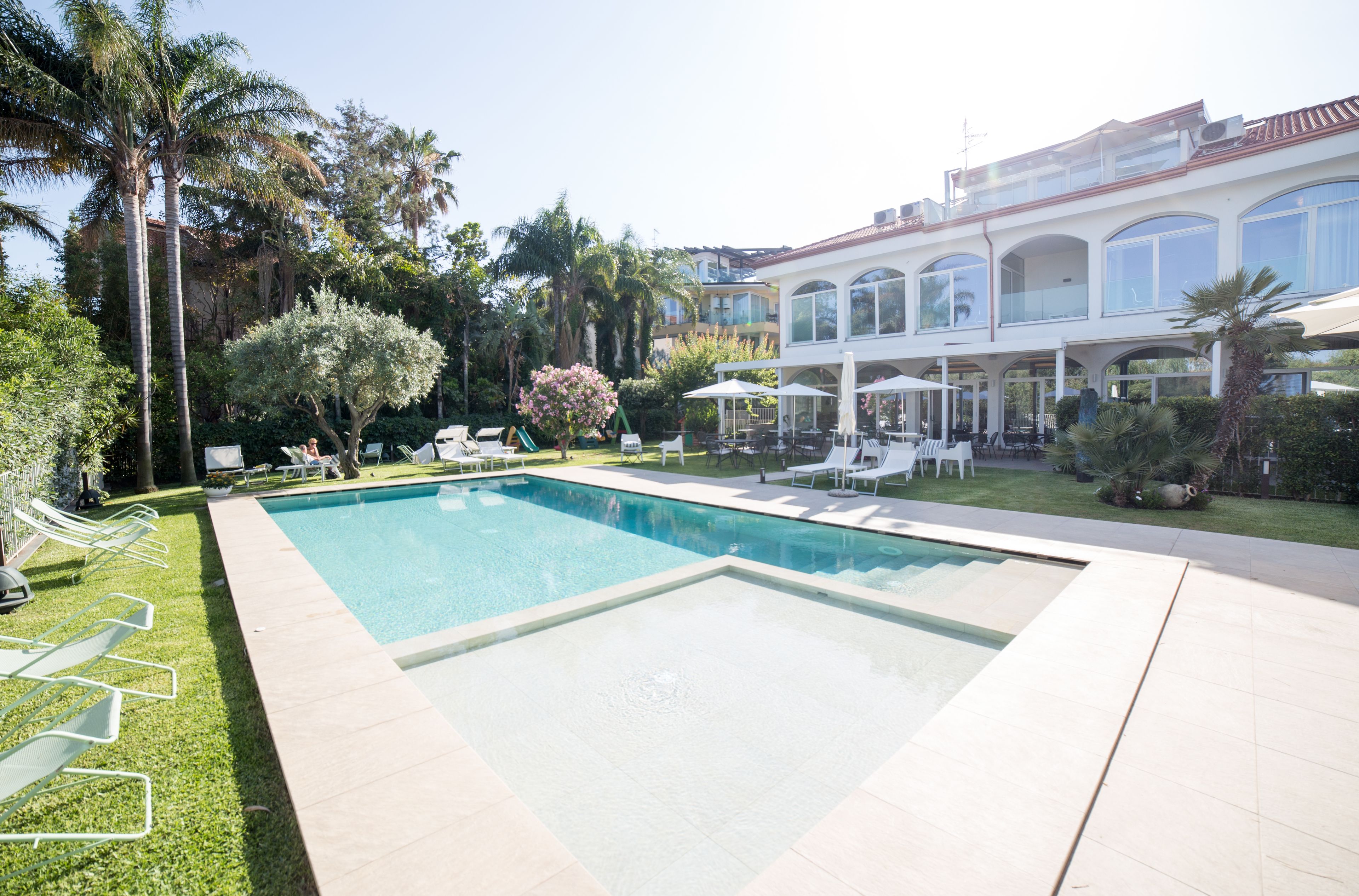 2 piscinas al aire libre (de 09:00 a 19:00), sombrillas, tumbonas