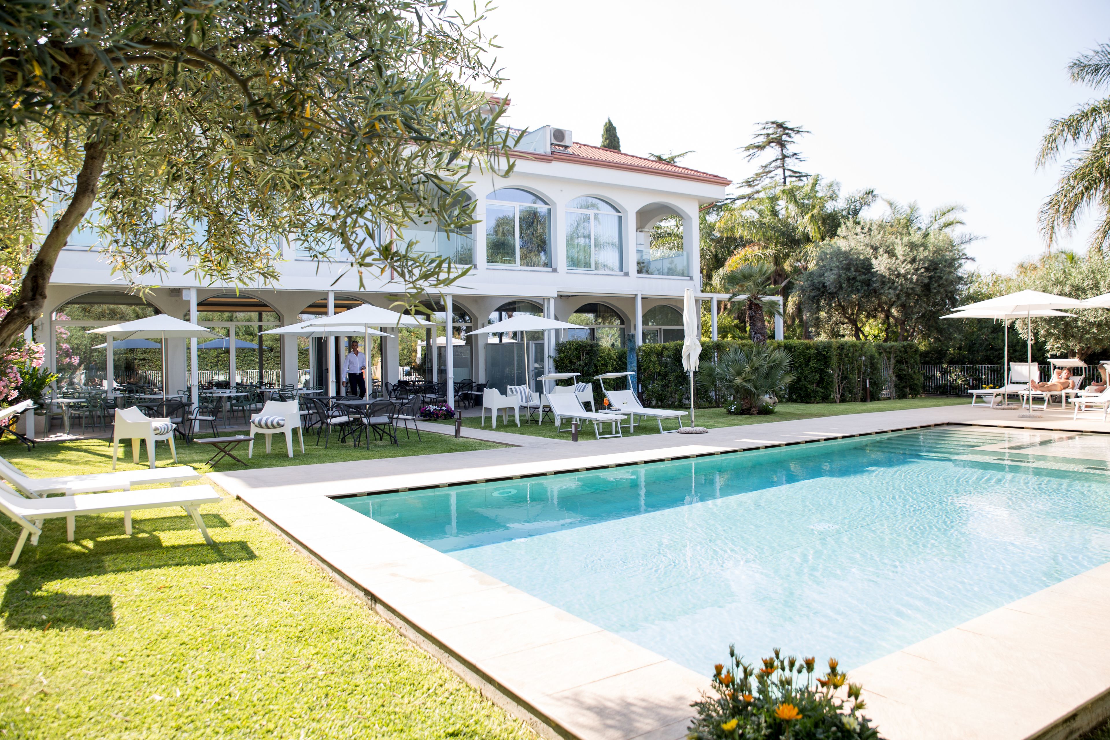 2 Außenpools, geöffnet von 09:00 Uhr bis 19:00 Uhr, Sonnenschirme