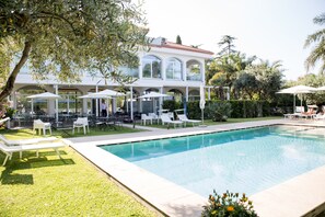 2 piscinas al aire libre, sombrillas, sillones reclinables de piscina