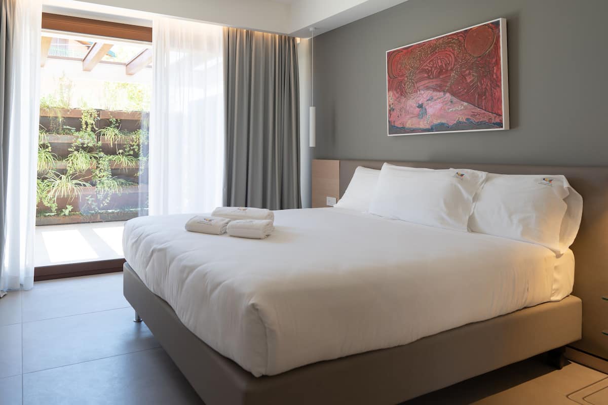 ห้องจูเนียร์สวีท, ระเบียง | เครื่องนอนระดับพรีเมียม, ผ้านวมขนเป็ด, มินิบาร์, ตู้นิรภัยในห้องพัก